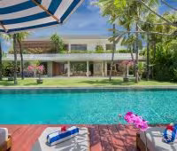 Villa Zambala, Vue de la Villa de la piscine